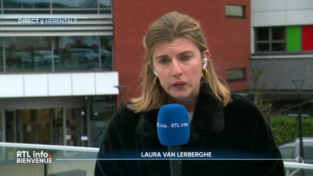 Eddy Merckx se fait opérer en ce moment de la hanche qu'il s'est fracturée hier en chutant lors d'une randonnée à vélo ducôté de Malines. Une prothèse lui est placée pour remplacer la partie fracturée et affaiblie.
