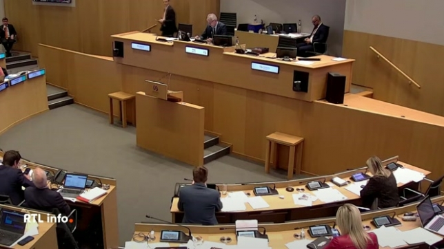 Les mesures budgétaires, notamment dans l'enseignement qualifiant, ont fait l'objet de nombreuses critiques. Le budget a été approuvée par la majorité MR-Engagés contre l'ensemble de l'opposition PS, PTB, Ecolo et DéFI.