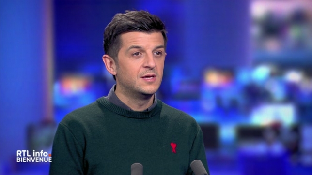 L'argent des ventes de ces étoiles est reversé à l'association Pêcheur de Lune, qui offre des cadeaux de Noël à des milliers d’enfants belges malmenés par la vie.