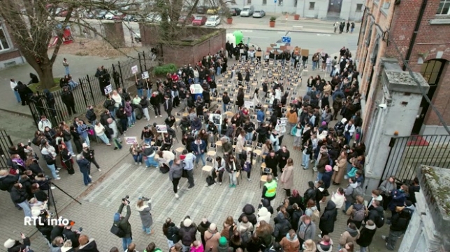 Ils dénoncent les coupes budgétaires dans les filières techniques de l'enseignement secondaire. Ils ont installé des chaises vides pour symboliser les élèves qui disparaîtraient de l'école avec ces mesures.