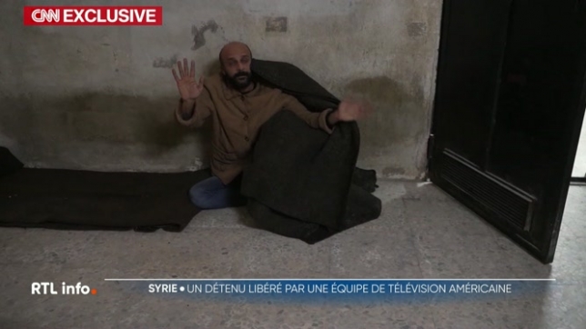 En plein reportage, CNN tombe sur un prisonnier syrien abandonné dans une cellule
