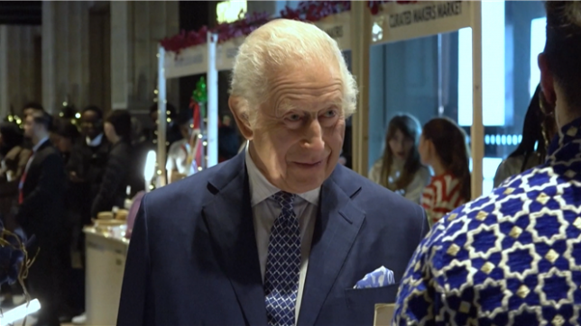 Le roi Charles III visite le « Curated Makers Christmas Market » à l'intérieur de la centrale électrique de Battersea à Londres, et la reine Camilla accueille des enfants atteints de maladies graves ou en phase terminale et leurs familles pour décorer un arbre de Noël lors d'un événement organisé à Clarence House.