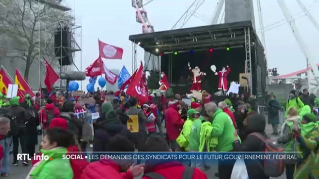 Plusieurs milliers de personnes ont manifesté ce matin à Bruxelles. Les syndicats voulaient se faire entendre des négociateurs de l'Arizona. Ils s'inquiètent pour le statut des fonctionnaires et pour le niveau des pensions. Ils demandent également à ce que les riches soient plus taxés.