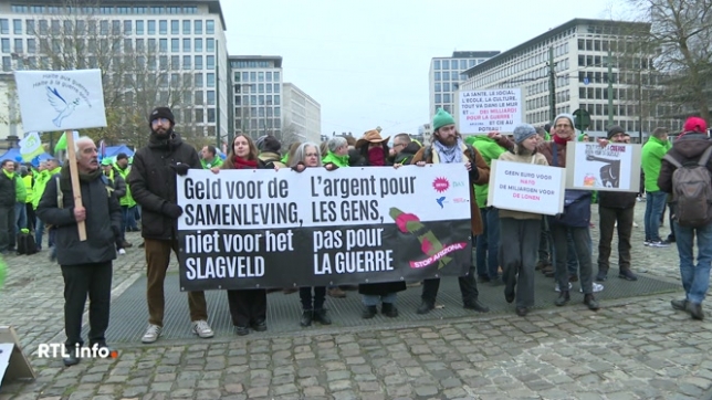 Plusieurs milliers de personnes ont manifesté ce matin à Bruxelles. Les syndicats voulaient se faire entendre des négociateurs de l'Arizona. Ils s'inquiètent pour le statut des fonctionnaires et pour le niveau des pensions. Ils demandent également à ce que les riches soient plus taxés.