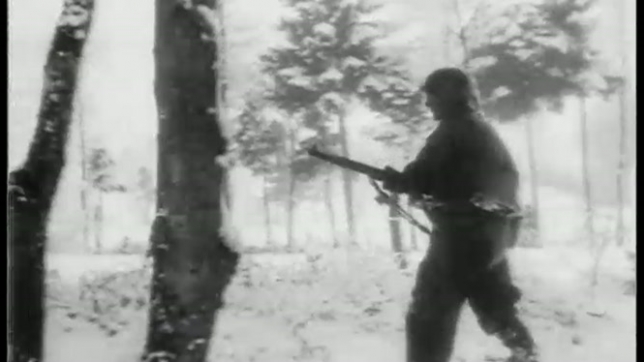 80 ans de la bataille des Ardennes. À l’époque, les conditions hivernales rudes ont joué un rôle. Elles ont notamment freiné la progression des soldats. Aujourd’hui encore, l’hiver peut influencer le déroulement d’un conflit, en Ukraine par exemple, il peut avoir un impact. Mais les avancées technologiques les limitent désormais.