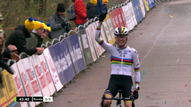 La championne du monde, Fem van Empel, s'est imposée au cyclocross d'Herentals ce samedi après-midi.