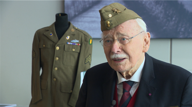 A l'occasion du 80e anniversaire du début de la bataille des Ardennes, des vétérans se retrouvent et évoquent leurs souvenirs de guerre.