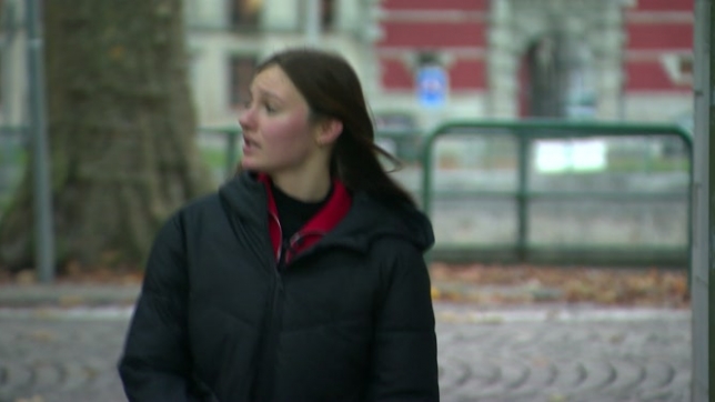 Retirée de sa famille biologique, Moïra, 16 ans, a été placée dans plusieurs familles d'accueil ces dernières années. Aujourd'hui, elle vit dans un centre d'hébergement et est régulièrement accueillie par un parrain et une marraine. Ce parrainage constitue pour elle une vraie bulle d'air. En témoignant, elle aimerait en faire bénéficier d'autres enfants. Un système encore méconnu en Belgique.