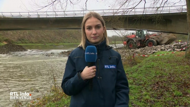 Le pont qui enjambe la Sambre doit être démoli, car il menace de s'effondrer. Le point en direct avec Melinda Bilmez.