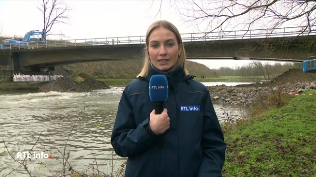 Le pont qui enjambe la Sambre doit être démoli, car il menace de s'effondrer. Le point en direct avec Melinda Bilmez.