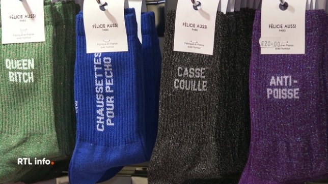 Une tendance qui cartonne cette année : les chaussettes ornées de messages amusants et parfois provocants. Ces accessoires, à la fois fun et décalés, s’arrachent dans les boutiques et séduisent autant pour leur style que pour l'humour qu'ils apportent.