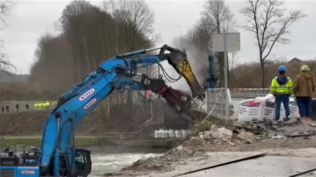 Le pont traversant la Sambre, démoli en raison du risque imminent d'effondrement.
