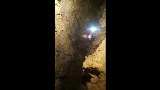 Dans la nuit de samedi à dimanche, une spéléologue italienne de 32 ans est tombée dans une grotte à 580 mètres sous terre. Blessée aux membre inférieurs, elle est toujours consciente d'après les sauveteurs. Une équipe tente de la libérer à l'aide de micro-explosifs.