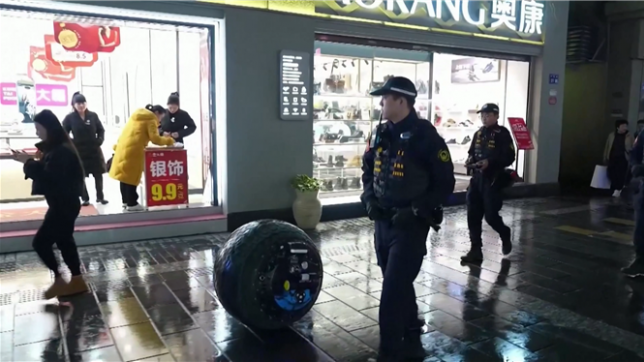 La Chine teste son tout premier robot policier. En forme de pneu, cette boule de 125 kg est autonome et équipée de gaz lacrymogène.