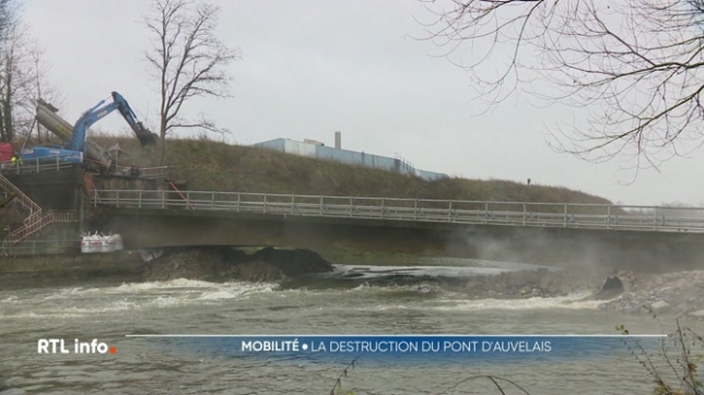 Le pont était en mauvais état et menaçait de s'effondrer. La circulation fluviale reprendra en fin de semaine, mais les automobilistes devront attendre un nouveau pont.
