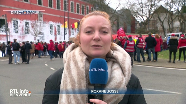 En direct de Namur, Roxane Josse explique que les manifestants se sont rassemblés devant les Parlement de Wallonie pour protester contre les restrictions dans la fonction publique.