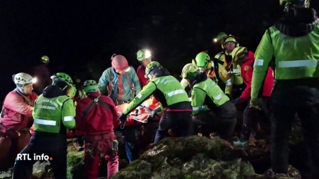 Elle était blessée après avoir fait une chute dans une galerie au nord de l'Italie. Plus de 150 sauveteurs se sont relayés pour ramener Ottavia Piana, 32 ans, à l'air libre. Elle a été transportée vers l'hôpital de Bergame.