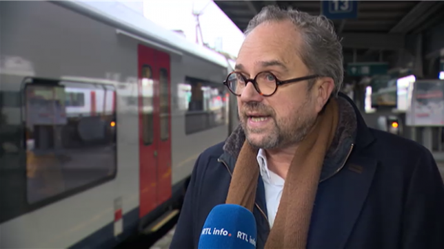 Un voyageur a déposé plainte contre un accompagnateur de train. Il lui reproche d'avoir d'abord dit bonjour en français en entrant dans la voiture alors que le train circulait à Vilvoorde, donc en Flandre.