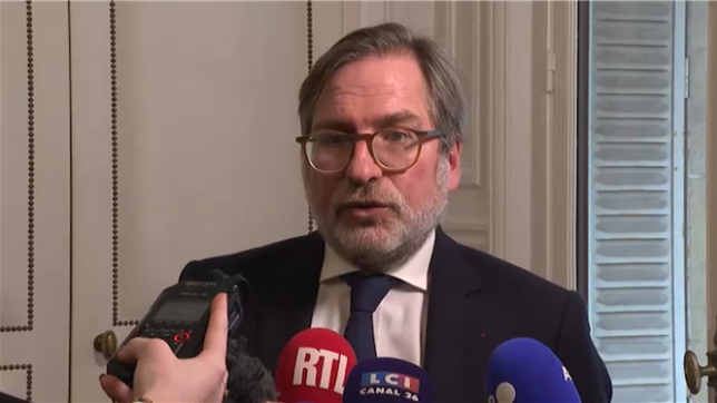 Nicolas Sarkozy est calme, déterminé (...), il va engager un recours, il va exécuter aussi la décision, dit son avocat après le rejet de la Cour de cassation du pourvoi de l'ancien président français, rendant définitive sa condamnation à un an de prison ferme sous bracelet électronique pour corruption et trafic d'influence.