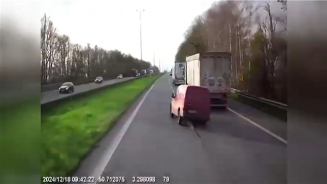 Un chauffard zigzague entre les camions et provoque un grave accident.