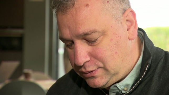 Thomas a constaté que des fraudeurs avaient réalisé plusieurs retraits sur son compte bancaire. Au total, 160€ lui ont été pris. Il n’a pourtant jamais perdu sa carte et n’a jamais révélé ses données personnelles. Par chance, la banque l’a remboursé, mais sans lui donner d'explications. Que s'est-il passé ?