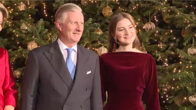 Retour d'Elisabeth en Belgique: radieuse au bras de sa sœur, la princesse a illuminé le concert de Noël.