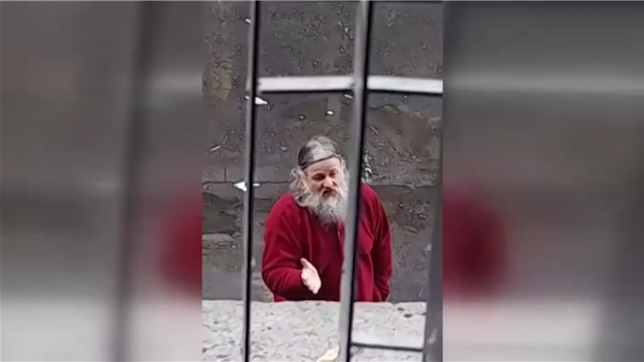 Images de Marc Dutroux en prison: il répond aux provocations des détenus.