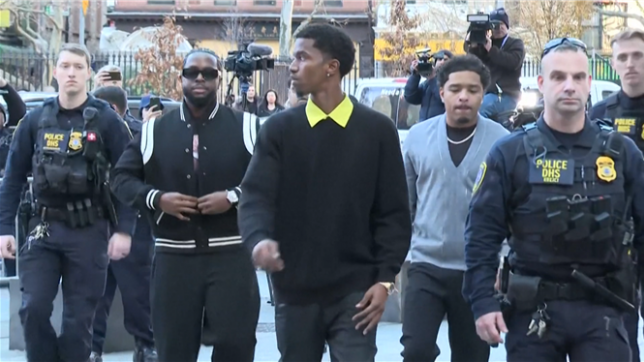 Les fils du rappeur Sean Diddy Combs arrivent au tribunal de New York.
