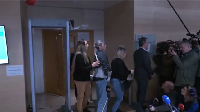 Les enfants de Gisèle et Dominique Pelicot sortent de la salle d'audience.