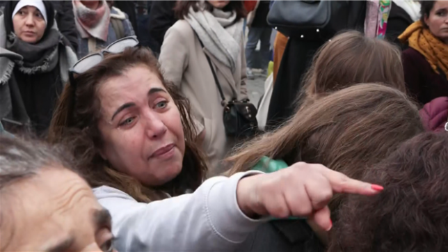 Des militantes s'insurgent contre le verdict du procès des viols de Mazan.