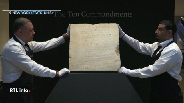 Une tablette des 10 commandements a été vendue pour 4,8 millions d'euros
