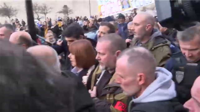 Gisèle Pelicot quitte le Palais de justice d'Avignon après le verdict du procès historique des viols de Mazan, pour lequel les 51 accusés ont tous été reconnus coupables des faits de viols, tentative de viols ou agression sexuelle qui leur étaient reprochés, et ont écopé de peines allant de trois ans de prison, dont deux avec sursis, à 20 ans de réclusion.