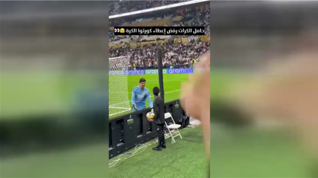 Un jeune ramasseur de balle refuse à Thibaut Courtois de lui rendre le ballon