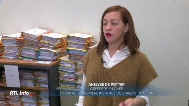 Le Palais de justice de Nivelles doit être déménagé avant demain 17 heures, en raison du mauvais état du bâtiment. Cette décision prise en urgence pose de nombreux problèmes logistiques.