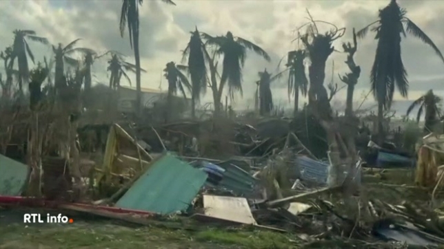 Emmanuel Macron, en visite à Mayotte, annonce un deuil national le 23/12