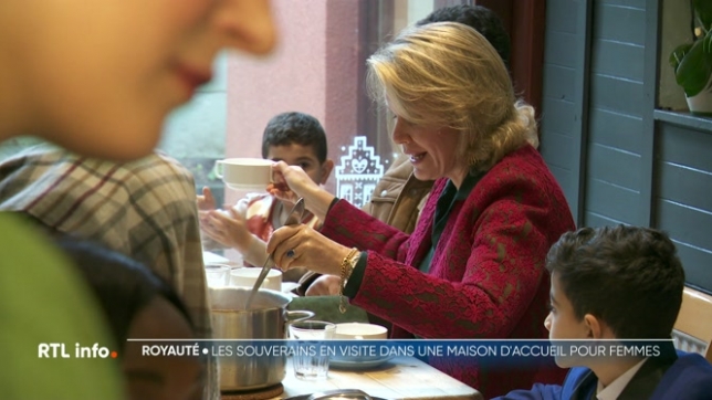 Le roi Philippe et la reine Mathilde ont rencontré les femmes et enfants résidant dans cet maison d'accueil, en difficultés financières ou sans-abri. Au programme: un repas en toute simplicité, des chants de Noël et quelques échanges.