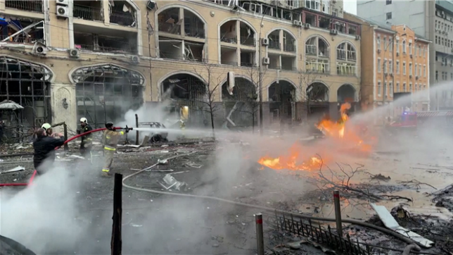 Une attaque de missiles russes sur Kiev fait de lourds dégâts.