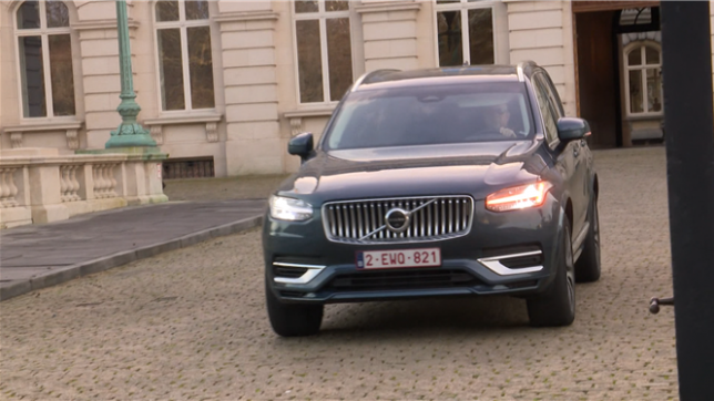 La mission de Bart De Wever prolongée: il salue le Roi et quitte le Palais royal.