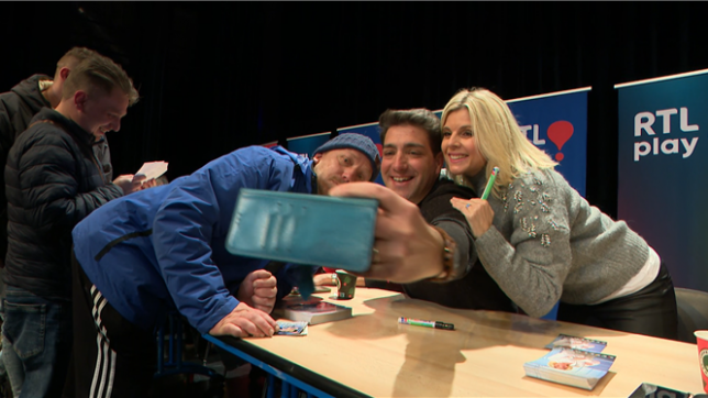 Parade de Noël à Bertrix: les personnalités phares de RTL rencontrent le public pour une séance de dédicace