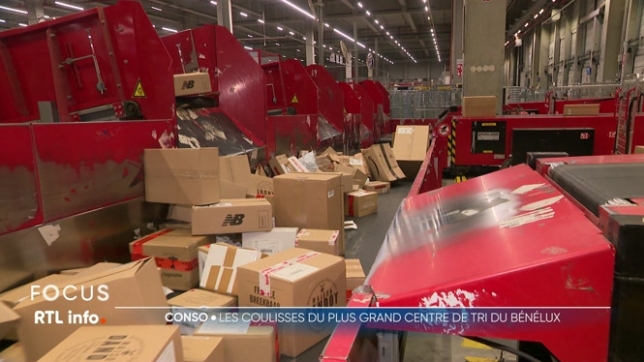 Plusieurs centaines de milliers de colis transitent chaque jour par le centre. La période des fêtes de fin d'année est très chargée pour les employés de bpost. Visite des coulisses avec Romain Mayez et Lucie Jassogne.