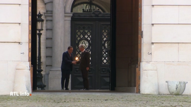 Le formateur s'est rendu au palais royal ce midi pour remettre un nouveau rapport au souverain sur l'état d'avancement des négociations au sein de la coalition Arizona. La perspective d'un gouvernement fédéral pour Noël s'éloigne définitivement. Un nouveau rapport sera remis le 7 janvier.