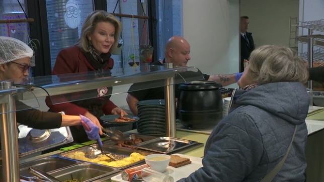 La reine Mathilde a retroussé ses manches pour servir des repas aux plus démunis. Elle a rejoint les équipes du resto du coeur de Saint Gilles, le temps d'un service, histoire de mettre en lumière le travail des bénévoles, d'autant plus précieux en hiver. Amélie Schildt, et Thomas Decupere.