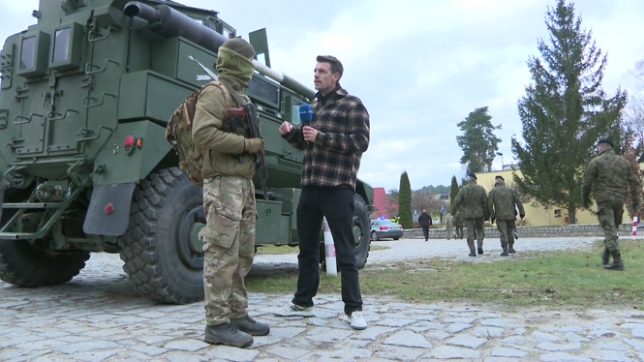 Si, pour la plupart d’entre nous, Noël se fêtera à la maison, en famille… Ça ne sera pas le cas pour tout le monde. Nos équipes sont allées à la rencontre des militaires belges déployés aux portes de l’Ukraine. Ils sont près de 300 en Pologne et en Roumanie. Certains forment les soldats de Volodymyr Zelensky. D’autres effectuent une mission de dissuasion, principalement adressée à la Russie.