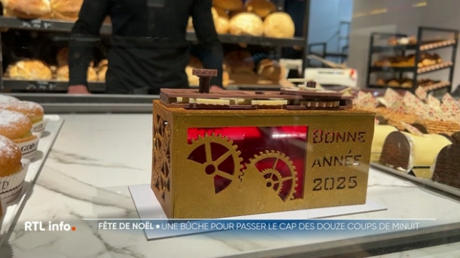 A Frameries, un jeune artisan propose à ses clients de passer le cap de l'année 2025 avec une bûche très particulière, qui donne l'heure et sur laquelle tout peut être mangé, y compris le mécanisme et les aiguilles. Tout est en chocolat.