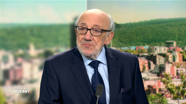 Les larmes aux yeux, Louis Michel revient sur son parcours de vie. Il s'adresse à l'enfant pauvre qu'il était : T'as bien travaillé gamin