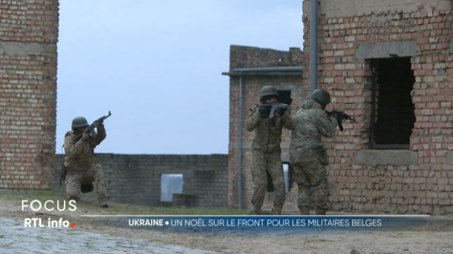 Il n'y aura malheureusemen pas de trêve sur le front. 300 militaires belges déployés en Pologne et Roumanie seront loin de leurs familles. Certains forment les soldats ukrainiens. D'autres effectuent une mission de dissuasion adressée à la Russie.