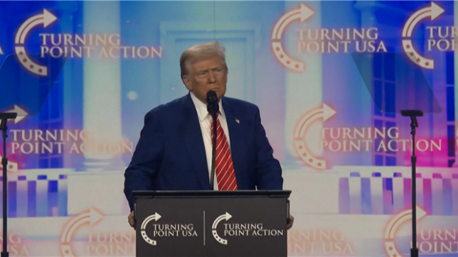 Donald Trump a annoncé dimanche vouloir arrêter le délire transgenre dès son premier jour à la Maison Blanche le mois prochain, dans une nouvelle salve du camp républicain contre les droits de la communauté LGBT+.