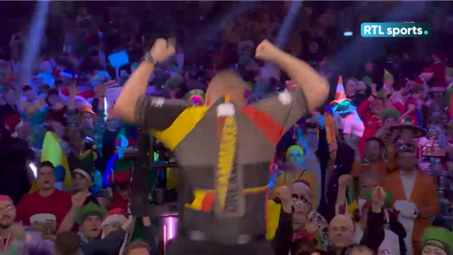 Une petite démonstration: Dimintri Van den Bergh réussit son entrée aux Mondiaux de Darts