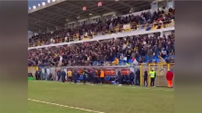 Romano Floriani Mussolini fait scandale en Italie. Le jeune joueur de 21 ans, qui est prêté à la Juve Stabia cette saison, a inscrit hier son tout premier but en Serie B. Contre Cesena, le défenseur a donc eu l'occasion de goûter aux joies du buteur, avant que les supporters ne gâchent la fête.
En effet, ces derniers ont célébré le but en reprenant son nom, ce qui est assez classique, mais en l'accompagnant de saluts fascistes. Pour rappel, Romano est l'arrière-petit-fils de Benito Mussolini, le dictateur italien du 20ème siècle. Les images, devenues virales sur les réseaux sociaux, sont absolument saisissantes.