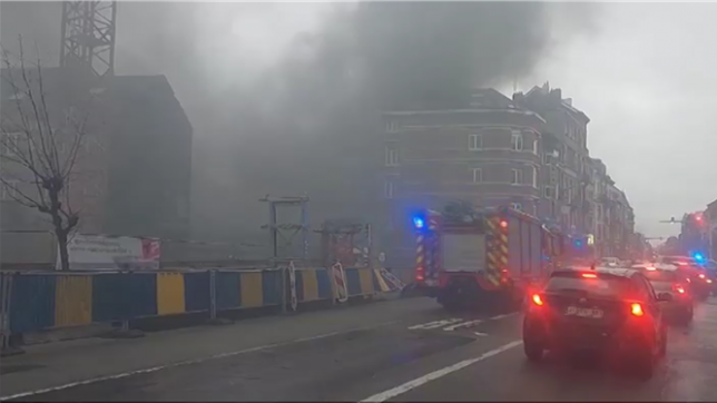 Un incendie s'est déclaré Ixelles, dans la Rue du Printemps. Un très large nuage de fumée noire a envahi le quartier. Les pompiers sont arrivés sur place.